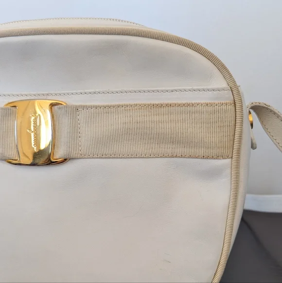 Salvatore Ferragamo Vintage Vara Ribbon Leather Camera Bag Ivory Crossbody - Picture 3 of 14